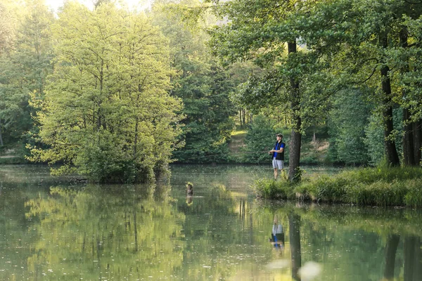 Homem pesca na bela natureza — Fotografia de Stock