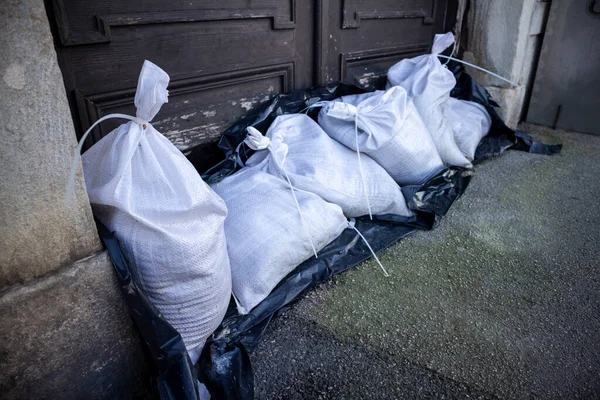 Sacos de areia para proteger contra inundações — Fotografia de Stock