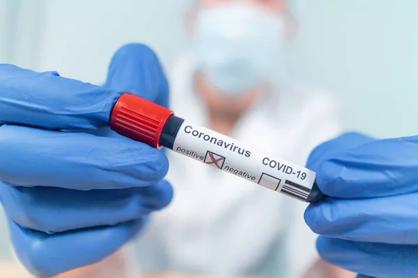 Test av infekterad kompress med coronavirus — Stockfoto