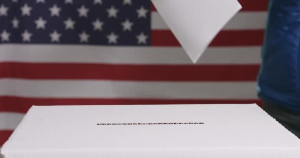 Mulher votante com bandeira americana — Vídeo de Stock