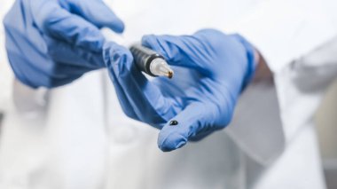 El ele tutuşma Şırıngası ve Cannabidiol