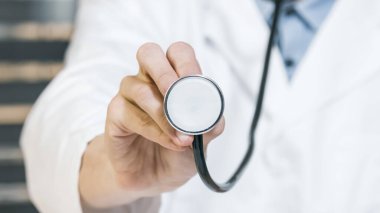 Doktor steteskop kullanıyor.