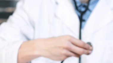 Doktor steteskop kullanıyor.