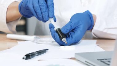 CBD yapıştırıcılı şırınga tutan doktor