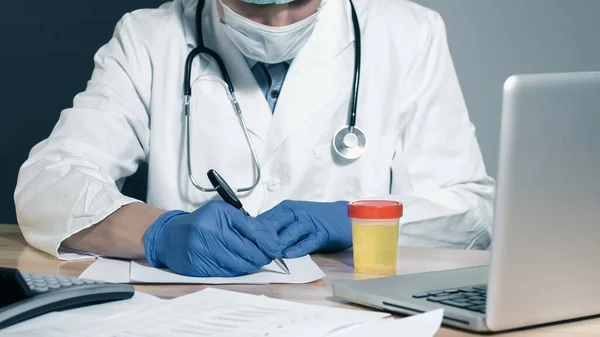 Médico examinando teste de urina — Fotografia de Stock