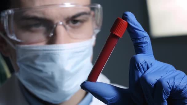 Médico sosteniendo tubo sanguíneo — Vídeo de stock
