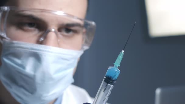 Médico com seringa — Vídeo de Stock