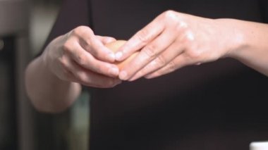 Bir kasede yumurta kırıyorum.