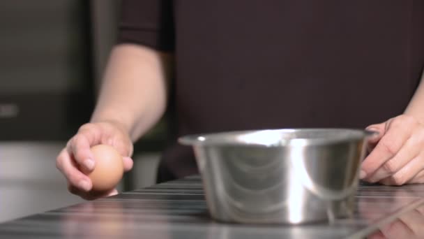 Растрескивание яиц в миске — стоковое видео