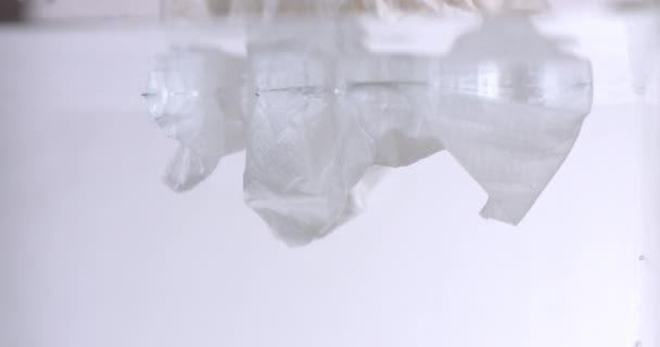 Spazzatura di plastica in acqua — Video Stock
