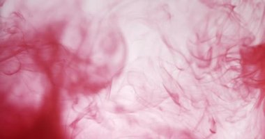 Sudaki mürekkep bulutu beyaza izole edilmiş.