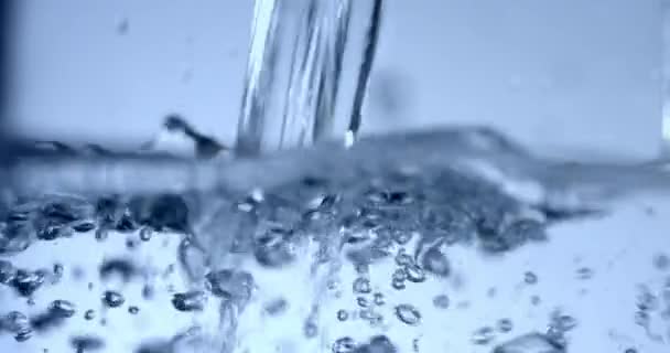 Вода падає з труби — стокове відео