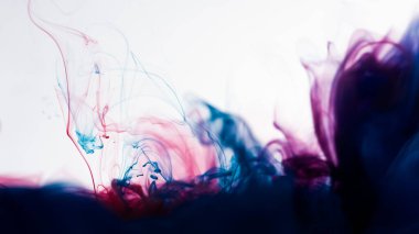 Sudaki mürekkep bulutu beyaza izole edilmiş.