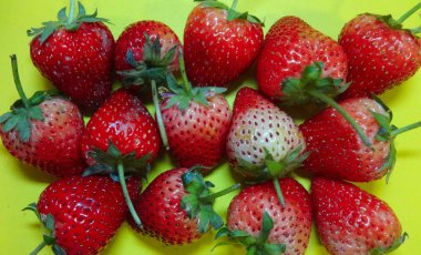 Taze hasat çilek atış sağlıklı snack alternatif bir yöntem olarak kapatın 
