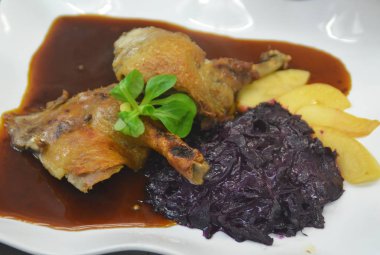 Kızarmış domuz ve patates püresi.