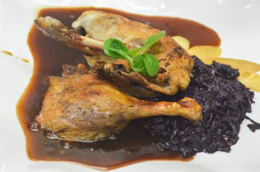 Patates ve sebzeli kızarmış ördek..