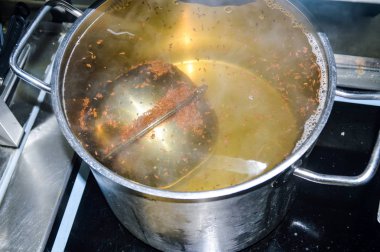 Mutfakta sıcak tencere pişiyor.