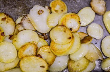 Patatesler tavada yağlı.