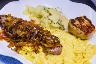 Patates ve mantarlı domuz eti.