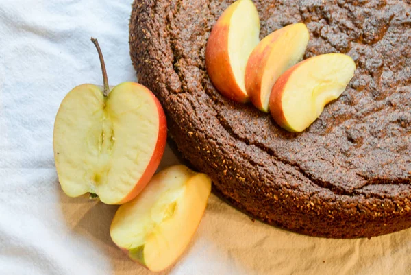 Taze ev pişmiş elma darı haşhaş pasta