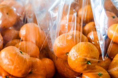 Piyasada taze mandalina satılıyor.