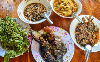 Geleneksel Thai Pla Duk Yang (Izgara Kedibalığı), Tayland 'da popüler bir sokak yemeği pazarı.