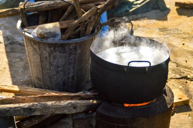 Ateşin üstünde yemek yapmanın eski moda yolu.