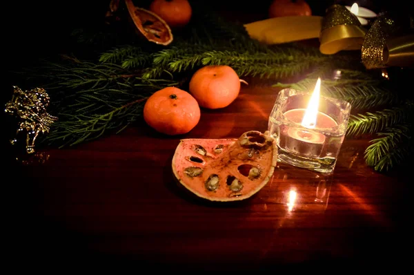 Ρύθμιση Τραπεζιού Για Ένα Ρομαντικό Χριστουγεννιάτικο Δείπνο — Φωτογραφία Αρχείου