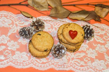 Beyaz arka planda kırmızı kalpli kurabiyeler ve kalpler..