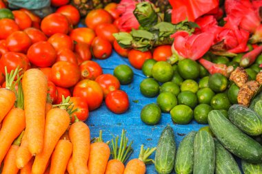 Markette renkli taze sebzeler. organik gıda