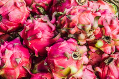 Pazarda taze kırmızı elmalar.