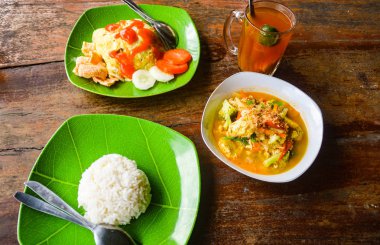 körili pilav ve tavuk.