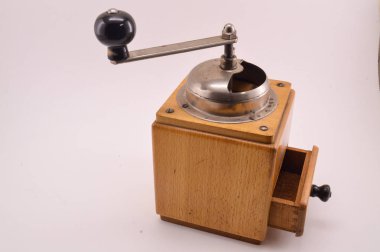 El ile kahve kavrulmuş kahve çekirdekleri taşlama için değirmen