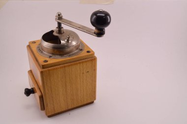 El ile kahve kavrulmuş kahve çekirdekleri taşlama için değirmen