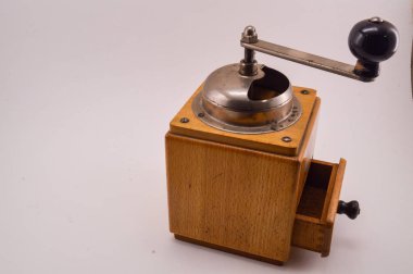 El ile kahve kavrulmuş kahve çekirdekleri taşlama için değirmen