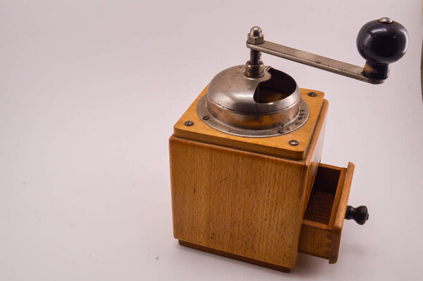 Ручная кофейная мельница для измельчения жареных кофейных зерен
