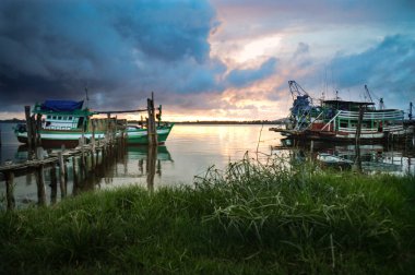 Tayland 'da sahilde tekneler
