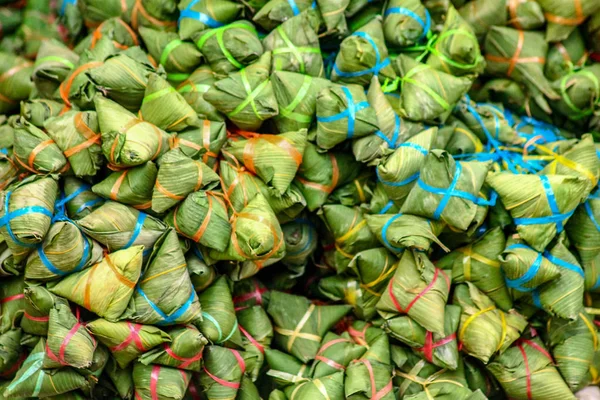 Naem, fermente sığır eti yapılır Kamboçyalı sokak gıda ve bambu yaprakları sarılmış sarımsak