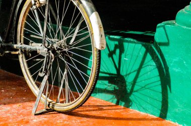 Yoldaki eski bisiklet.