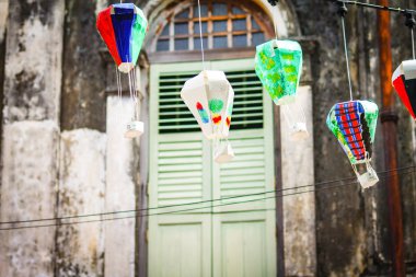 Şehrin eski kasabasında renkli bayraklar