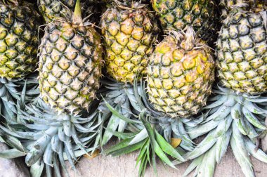 Piyasa yerinde ananas.