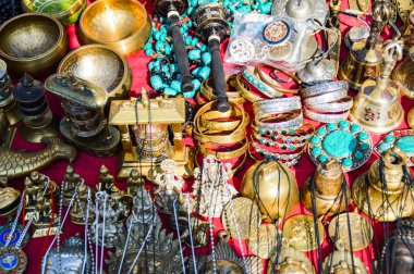 Piyasadaki hediyelik eşyalar.