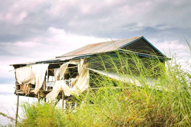 tepe üzerinde eski ev