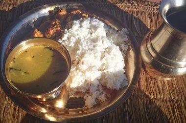 Körili tavuk ve pilav.