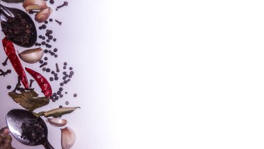 Beyaz arka planda yemek pişirmek için baharatlar ve otlar