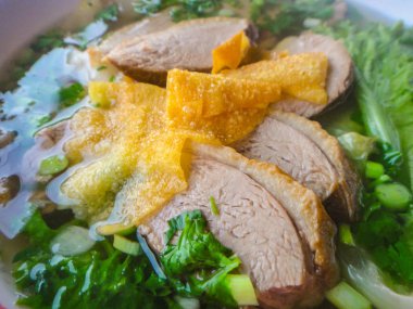 Erişteli Asya yemeği.