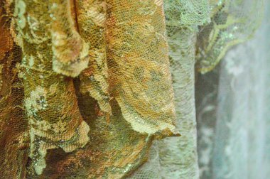 Medan şehir, Kuzey Sumatra, Endonezya Tekstil piyasasında ekranda kumaş asılı