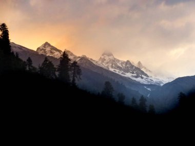 Günbatımı Manali, Hindistan'dan görüldüğü gibi Himalayalar