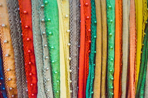 Medan şehir, Kuzey Sumatra, Endonezya Tekstil piyasasında ekranda kumaş asılı