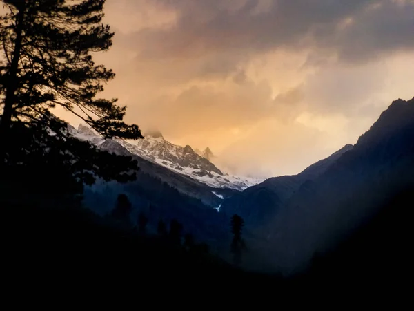 Günbatımı Manali, Hindistan'dan görüldüğü gibi Himalayalar